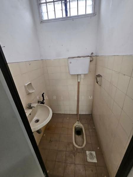2-storey Terraced House for Sale in Taman Ungku Tun Aminah (Skudai) - Karl Lim - Bathroom - PropertyGuru.com.my