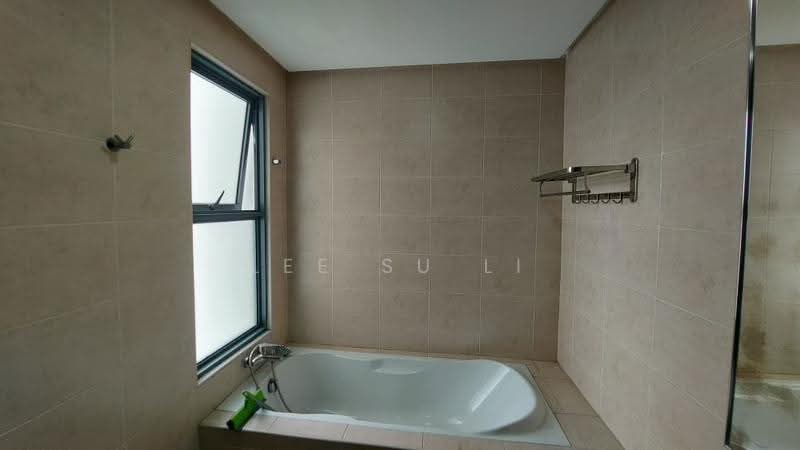 Kondominium untuk Dijual di Nautica Lake Suites - Lee Su Li - long bath - PropertyGuru.com.my