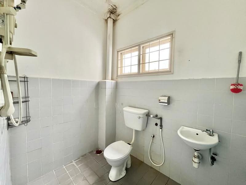 Semi-Detached House for Sale in Taman Desa Country Homes (Rawang) - Evelyn Khoo - Bathroom - PropertyGuru.com.my