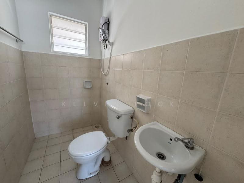 Apartment for Sale at Mandarina Court - Kelvin Pook - Bathroom - PropertyGuru.com.my