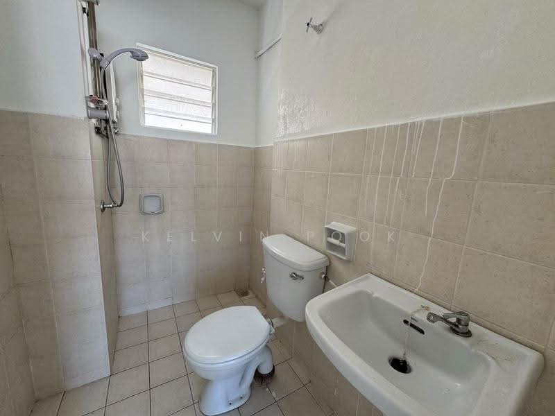 Apartment for Sale at Mandarina Court - Kelvin Pook - Bathroom - PropertyGuru.com.my