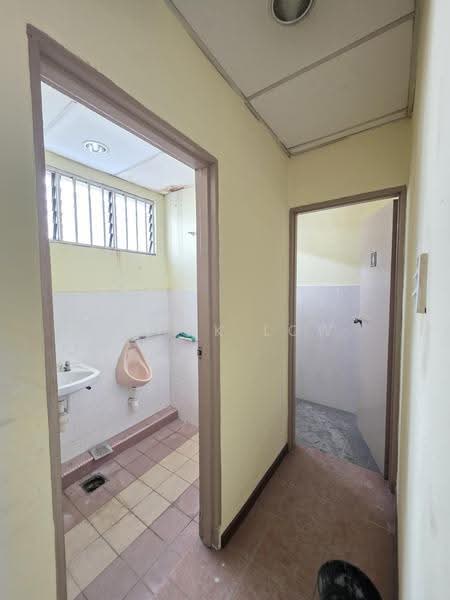 Shop for Rent in SS4 (Petaling Jaya) - Frank Low - Bathroom - PropertyGuru.com.my