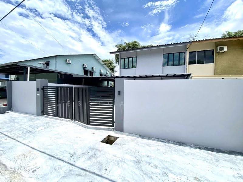 Semi-Detached House for Sale in Taman Kampung Majid (Kluang) - Jessica Boey - Exterior - PropertyGuru.com.my