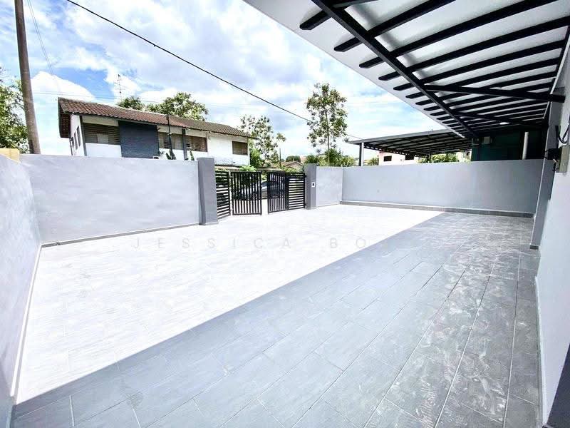 Semi-Detached House for Sale in Taman Kampung Majid (Kluang) - Jessica Boey - Exterior - PropertyGuru.com.my