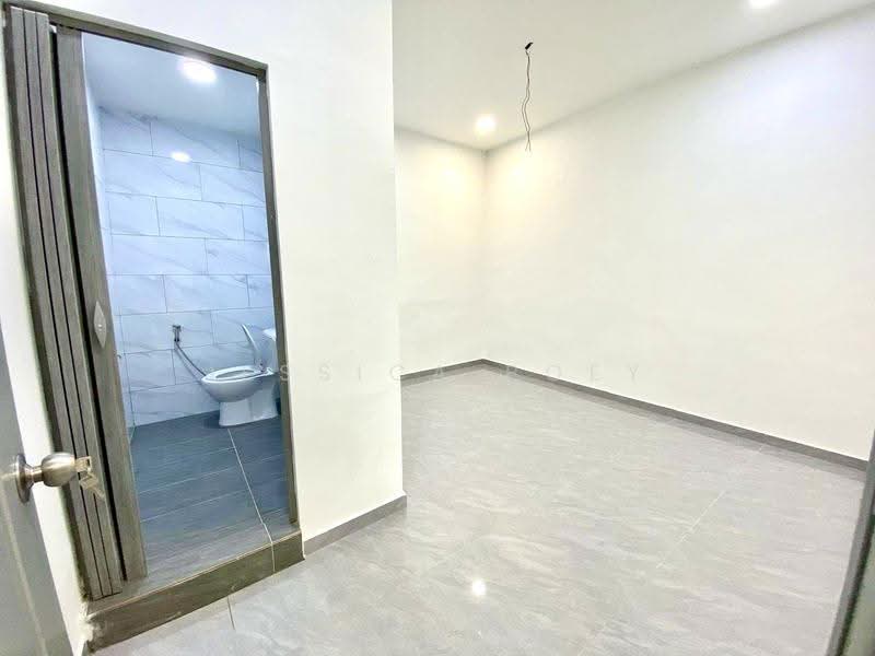 Semi-Detached House for Sale in Taman Kampung Majid (Kluang) - Jessica Boey - Bathroom - PropertyGuru.com.my