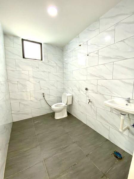 Semi-Detached House for Sale in Taman Kampung Majid (Kluang) - Jessica Boey - Bathroom - PropertyGuru.com.my