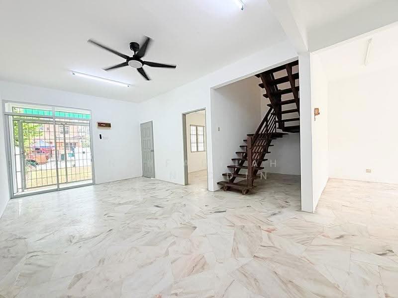 Rumah Teres 2-Tingkat untuk Dijual di Taman Subang Mewah (Subang Jaya) - NORFADILAH ZAINUDDIN - Living Room - PropertyGuru.com.my