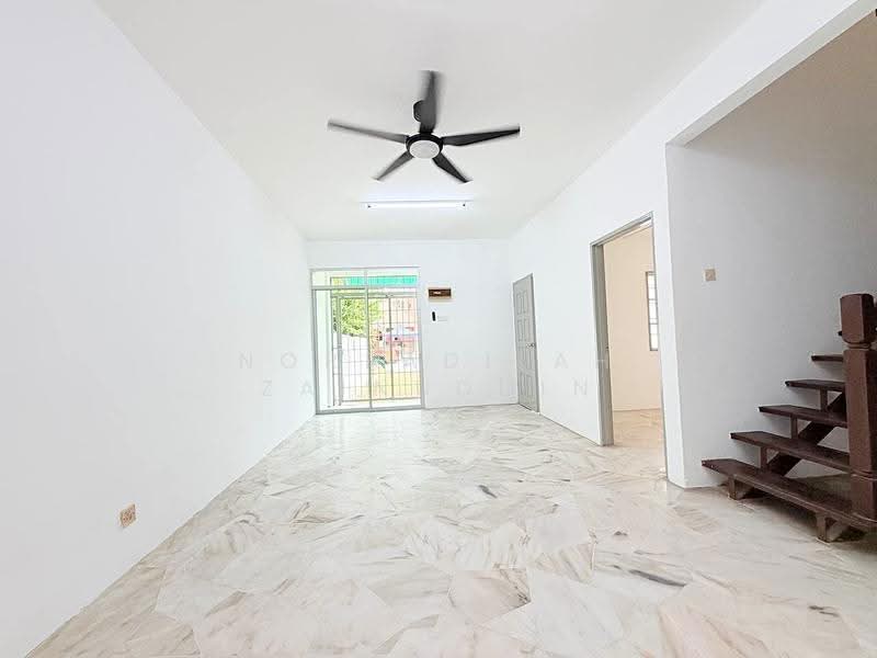 Rumah Teres 2-Tingkat untuk Dijual di Taman Subang Mewah (Subang Jaya) - NORFADILAH ZAINUDDIN - Living Room - PropertyGuru.com.my