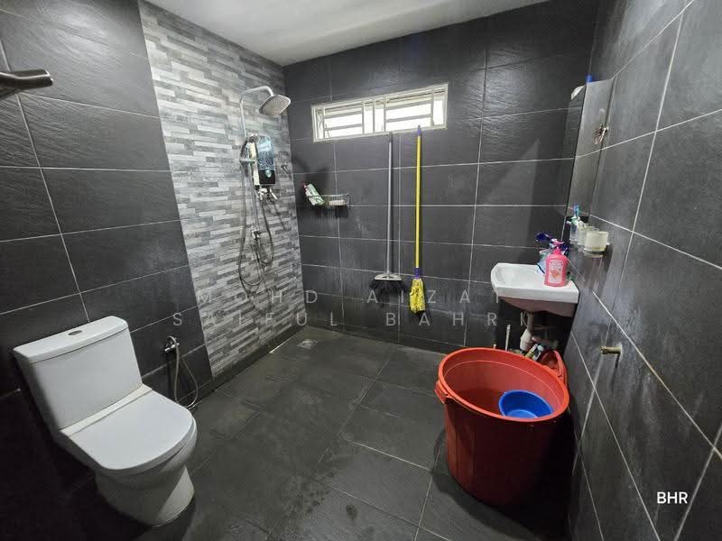 Rumah Teres 2-Tingkat untuk Dijual di Bandar Seri Putra (Bangi) - Mohd Aizat Saiful Bahri - Bathroom - PropertyGuru.com.my