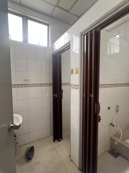 Factory for Rent in Seksyen 16 (Shah Alam) - Ciana Lim - Bathroom - PropertyGuru.com.my