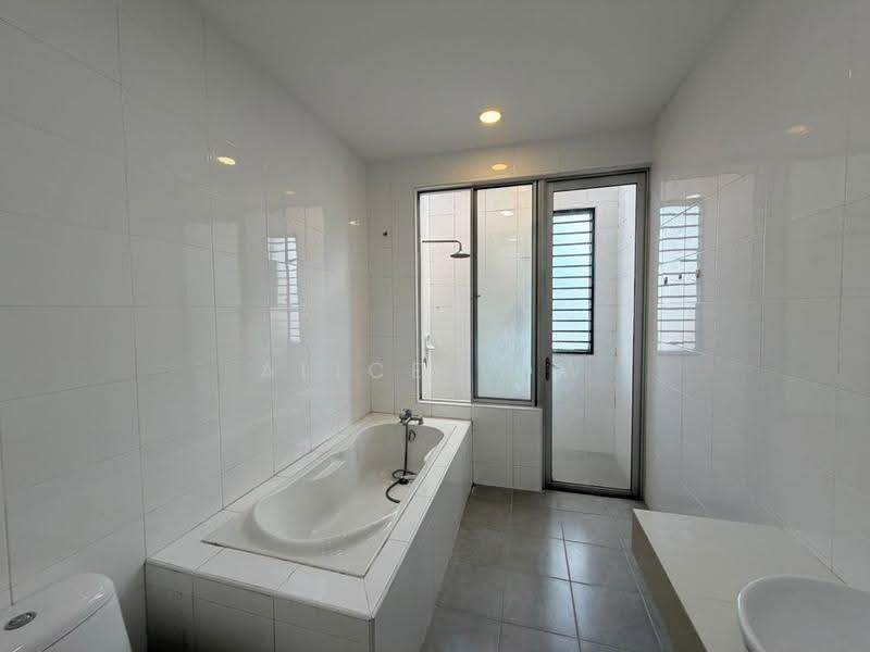Rumah Kluster untuk Dijual di Taman Anggun (Rawang) - Alice Low - Bathroom - PropertyGuru.com.my
