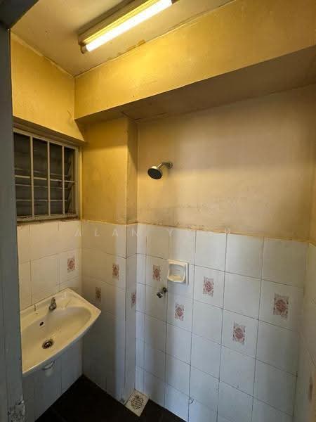 Pangsapuri untuk Dijual di Desa Dua - Alan Yeoh - Bathroom - PropertyGuru.com.my
