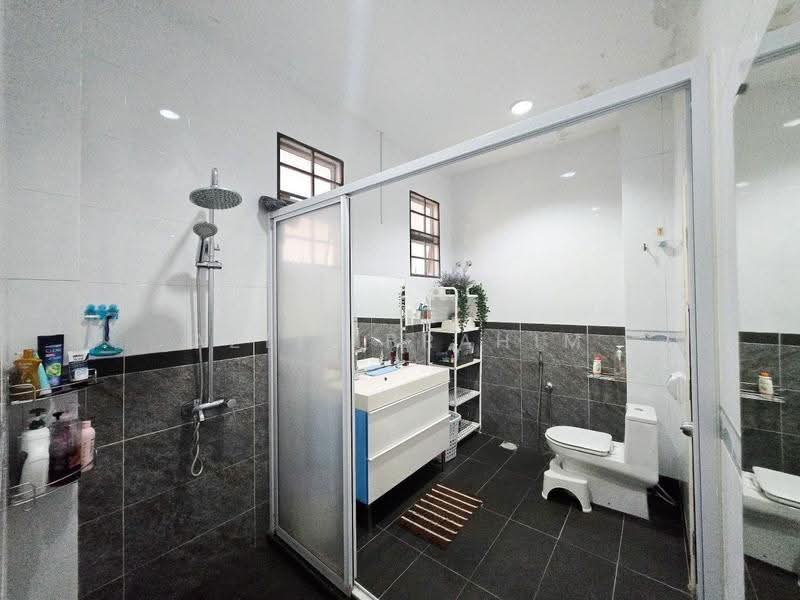 Rumah Berkembar untuk Dijual di Taman Andaman Ukay (Ulu Kelang) - Azli Ibrahim - Bathroom - PropertyGuru.com.my