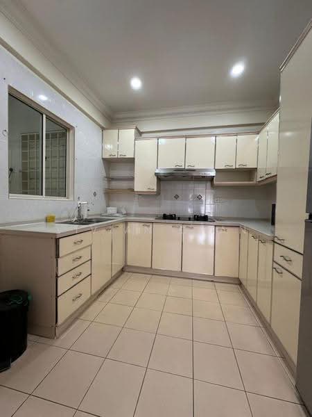 Kondominium untuk Disewa di Gold Coast Resort Condominium - Vivian Chan - Kitchen - PropertyGuru.com.my