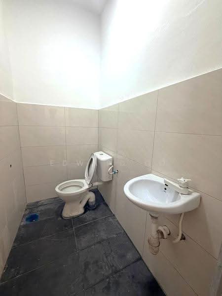 2-storey Terraced House for Sale in Taman Bestari Indah (Ulu Tiram) - Edward Oo - Bathroom - PropertyGuru.com.my