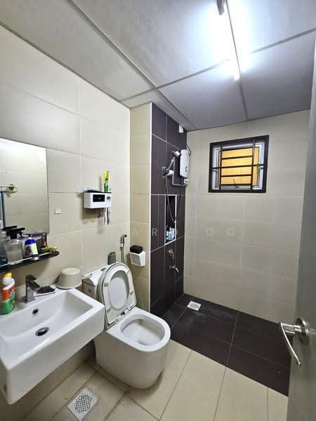 Kediaman Servis untuk Dijual di D'Tasek Residences (Tasek Impian) - Edward Oo - Bathroom - PropertyGuru.com.my