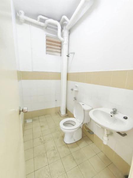 Pangsapuri untuk Dijual di Kipark Apartment - Keith Shum - Bathroom - PropertyGuru.com.my