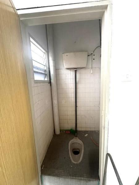 Rumah Flat untuk Dijual di Taman Desa Damai - Henry Ng - Bathroom - PropertyGuru.com.my