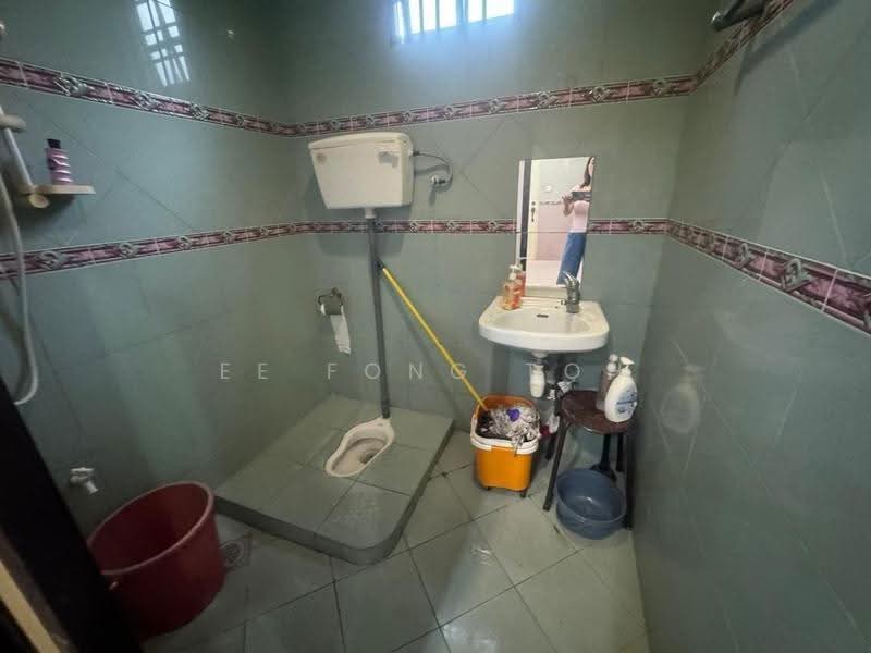 Rumah Teres 2-Tingkat untuk Dijual di Taman Molek (Johor Bahru) - Ee Fong Toh - Bathroom - PropertyGuru.com.my