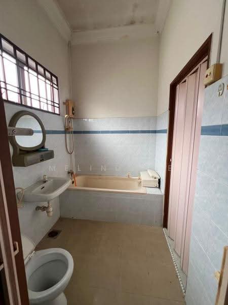 2.5-storey Terraced House for Sale in Taman Pulai Utama (Skudai) - Melinda Ee - Bathroom - PropertyGuru.com.my