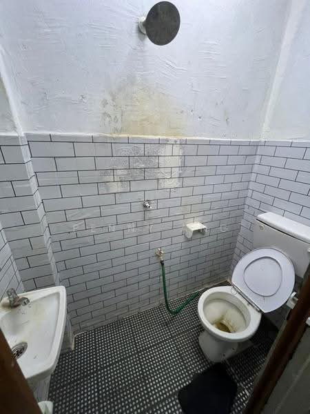 Pangsapuri untuk Disewa di Teratai Mewah Apartment Block 4 & 6 - Penny Ang - Bathroom - PropertyGuru.com.my