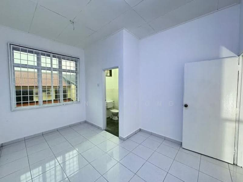 Rumah Teres 2-Tingkat untuk Dijual di Taman Puteri Wangsa (Ulu Tiram) - Daniel Yong - Bathroom - PropertyGuru.com.my