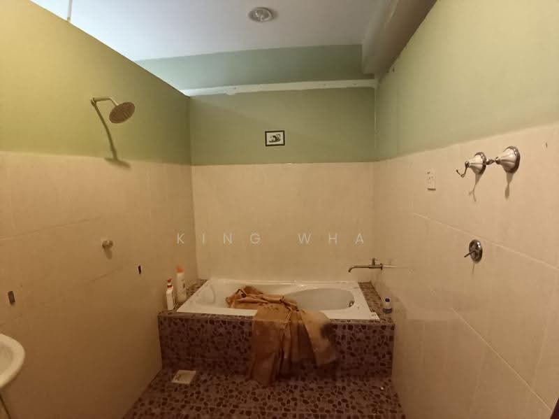 Shop for Sale in Ulu Kelang (Kuala Lumpur) - King Wha - Bathroom - PropertyGuru.com.my