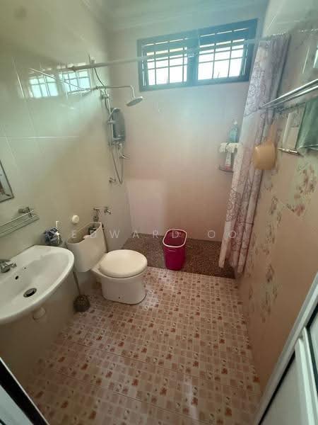 Rumah Berkembar untuk Dijual di Taman Pelangi Indah (Ulu Tiram) - Edward Oo - Bathroom - PropertyGuru.com.my