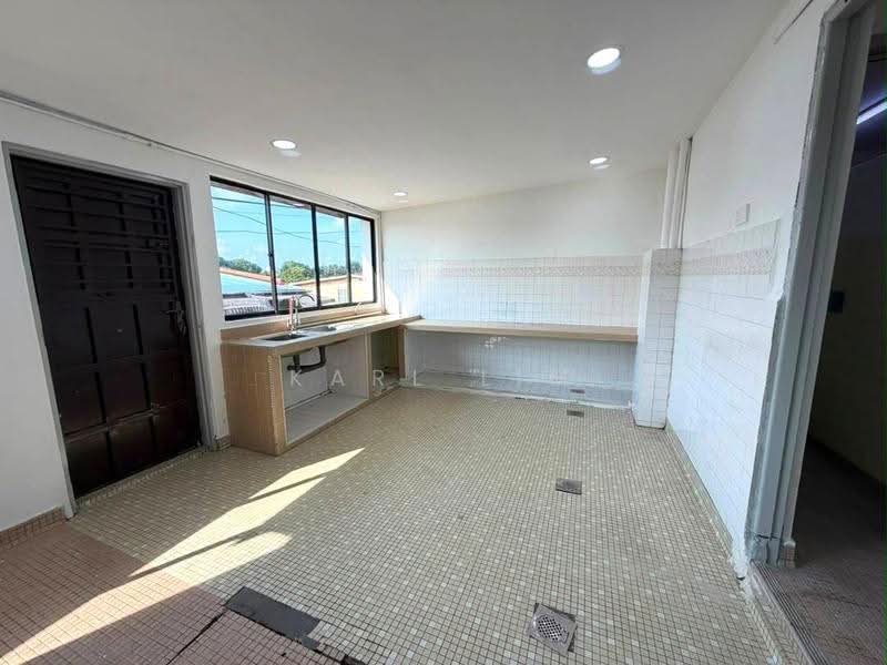 Rumah Teres 1-Tingkat untuk Dijual di Taman Johor (Tampoi) - Karl Lim - Kitchen - PropertyGuru.com.my