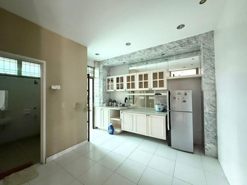 2.5-storey Terraced House for Sale in Taman Impian Emas (Skudai) - Ee Fong Toh - Kitchen - PropertyGuru.com.my