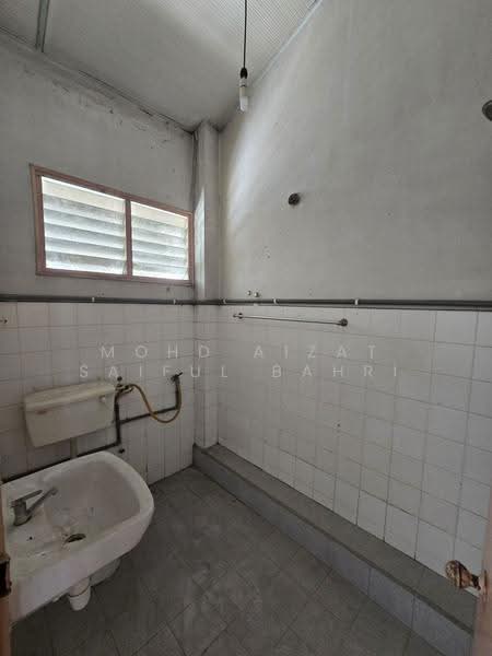 2-storey Terraced House for Sale in Taman Overseas Union (Taman Oug) (Jalan Klang Lama (Old Klang Road)) - Mohd Aizat Saiful Bahri - Bathroom - PropertyGuru.com.my
