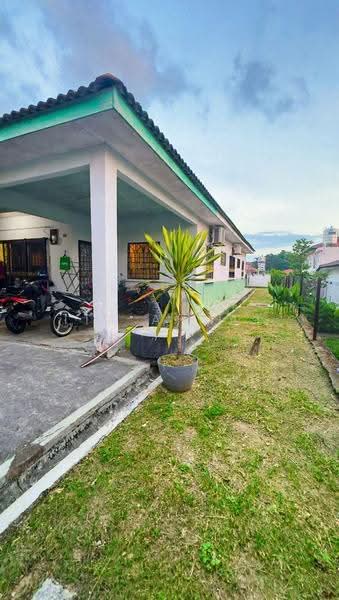 Bungalow House for Sale in Bandar Putra Permai (Seri Kembangan) - ITA AHMAT - Exterior - PropertyGuru.com.my