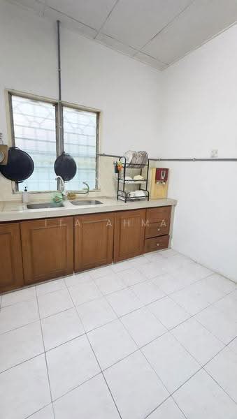 Bungalow House for Sale in Bandar Putra Permai (Seri Kembangan) - ITA AHMAT - Kitchen - PropertyGuru.com.my