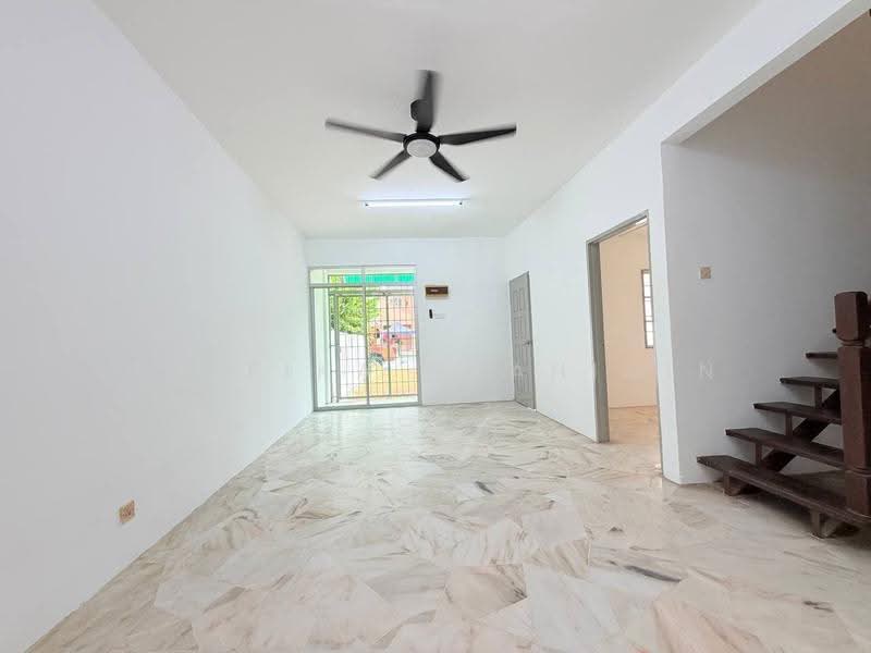 Rumah Teres 2-Tingkat untuk Dijual di Taman Subang Mewah (Subang Jaya) - Shafika Shahidin - Living Room - PropertyGuru.com.my