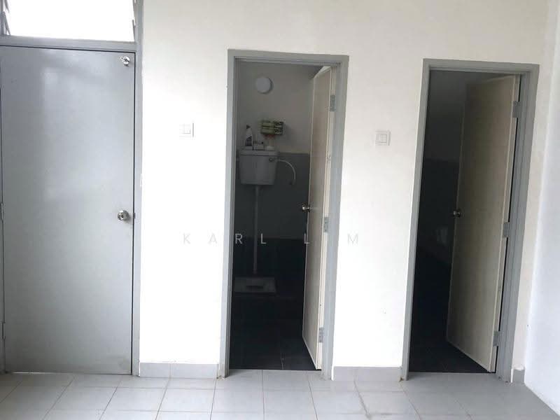 Shop / Office untuk Disewa di Bandar Uda Utama (Johor Bahru) - Karl Lim - Bathroom - PropertyGuru.com.my