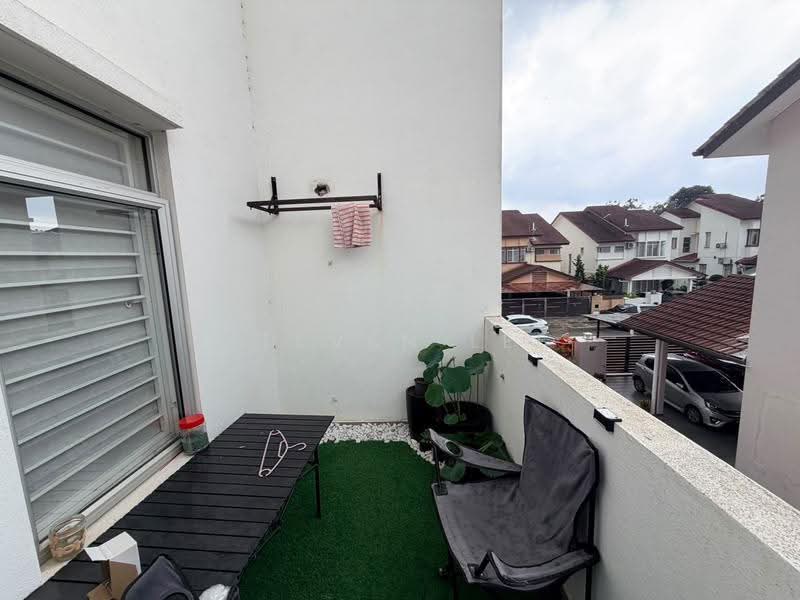 Rumah Berkembar untuk Dijual di Kota Emerald (Rawang) - Steven Lee - Balcony - PropertyGuru.com.my