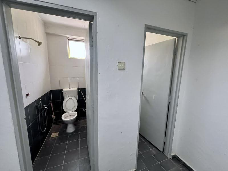 Factory for Sale in Kota Kemuning (Shah Alam) - Winnie Lee - Bathroom - PropertyGuru.com.my