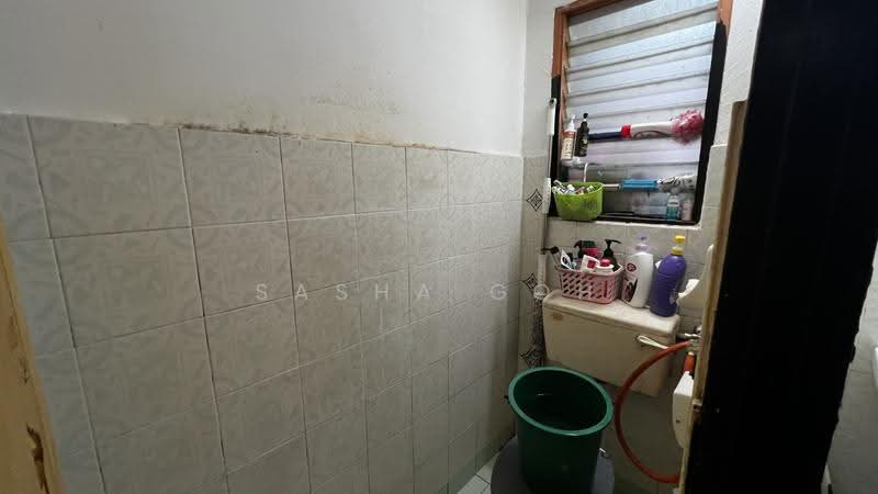 Pangsapuri untuk Dijual di Putra Permai Block C - Sasha Goh - Bathroom - PropertyGuru.com.my