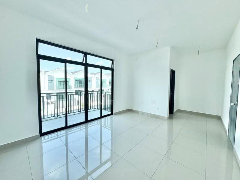 Rumah Teres 2-Tingkat untuk Dijual di Taman Austin Duta (Tebrau) - June Tan - Living Room - PropertyGuru.com.my