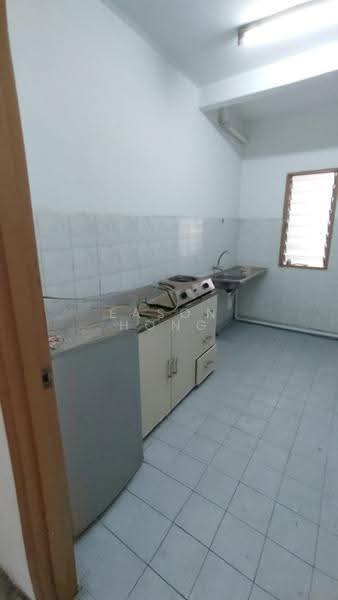 Pangsapuri untuk Disewa di Putra Permai Block C - Eason Hong - Kitchen - PropertyGuru.com.my