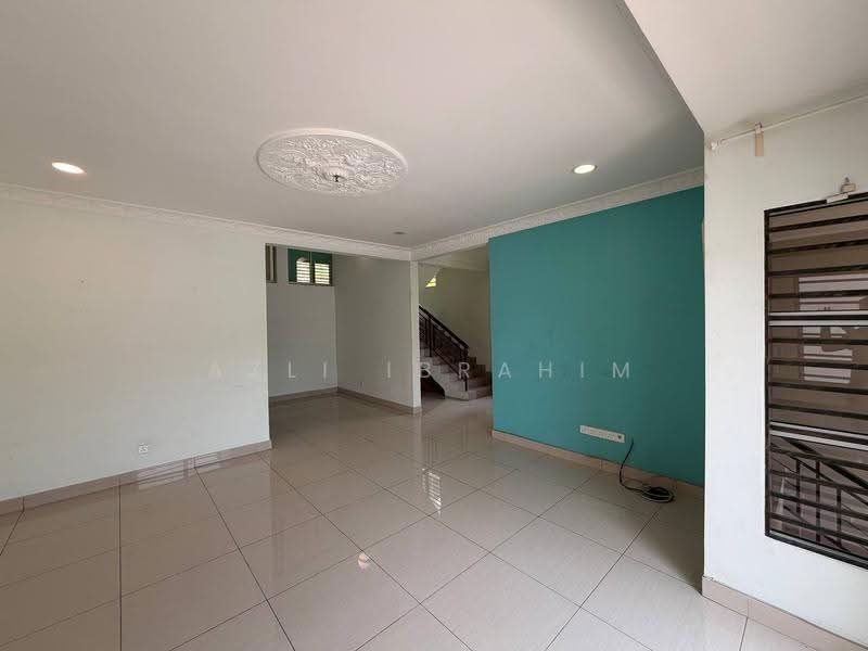 Rumah Berkembar untuk Dijual di Taman Lestari Perdana (Seri Kembangan) - Azli Ibrahim - Living Room - PropertyGuru.com.my