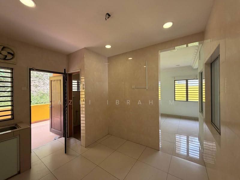 Rumah Berkembar untuk Dijual di Taman Lestari Perdana (Seri Kembangan) - Azli Ibrahim - Kitchen - PropertyGuru.com.my