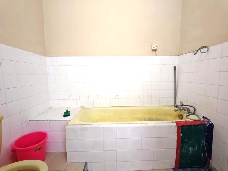 Rumah Teres 1.5-Tingkat untuk Dijual di Kepong Baru (Kepong) - Eliz Chan - Bathroom - PropertyGuru.com.my