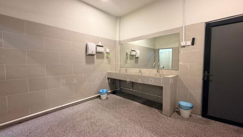 Warehouse for Rent in Subang Jaya (Selangor) - Najah Kadir - Bathroom - PropertyGuru.com.my