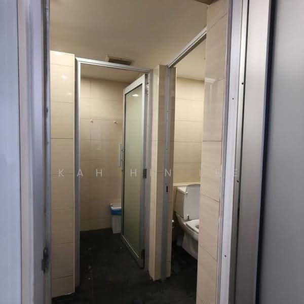 Pejabat untuk Disewa di KL City Centre (Kuala Lumpur) - Kah Hin Lee - Bathroom - PropertyGuru.com.my