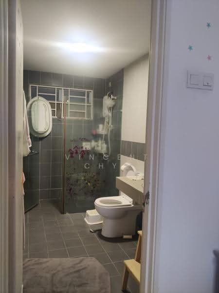 Kediaman Servis untuk Dijual di Koi Kinrara - Vincent Chye - Bathroom - PropertyGuru.com.my
