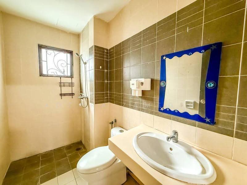 Rumah Berkembar untuk Dijual di Bandar Baru Bangi (Selangor) - Adzura Zamedin - Bathroom - PropertyGuru.com.my