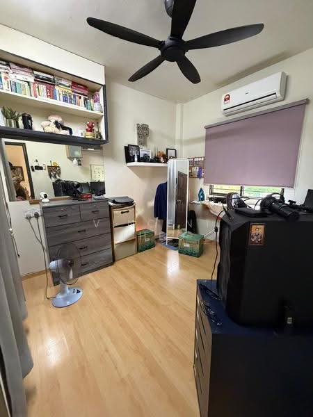 Pangsapuri untuk Dijual di Bunga Raya - Vincent Theo - Bedroom - PropertyGuru.com.my