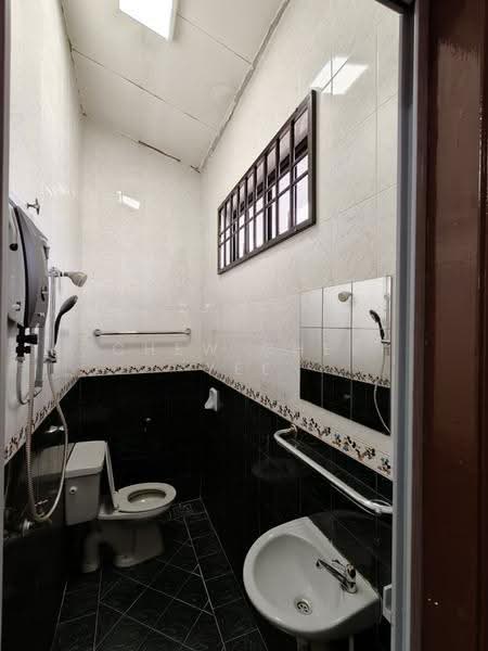 Rumah Teres 2-Tingkat untuk Disewa di Taman Pelangi (Johor Bahru) - Chew Chee Yee - Bathroom - PropertyGuru.com.my