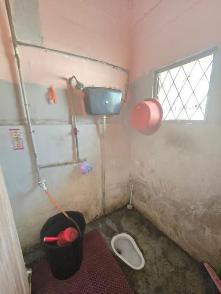 1-storey Terraced House for Sale in Taman Sri Bahagia (Tampoi) - Kevin Ho - Bathroom - PropertyGuru.com.my